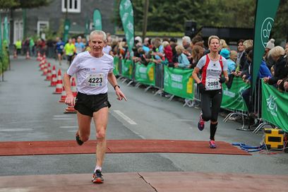 Zwei Läufer beim Zieleinlauf