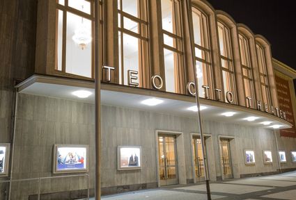 beleuchtetes Teo Otto Theater bei Nacht